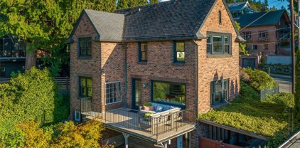 5618 SW Admiral Way, Seattle