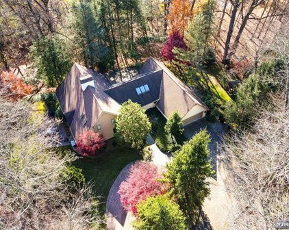 8 Red Rock Trail, Saddle River
