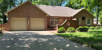 10524 Cherokee Lane, Leawood
