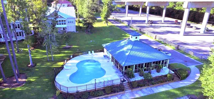 Pool and Clubhouse at Harbor Oaks Marina