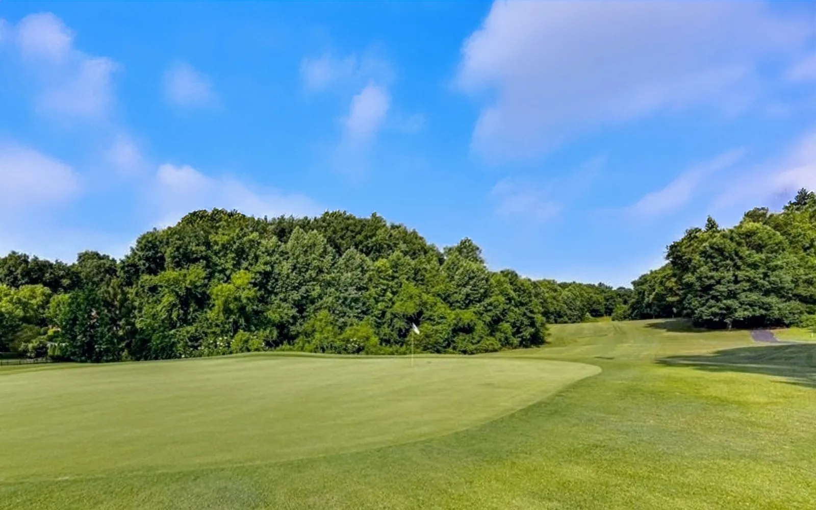 Fairway and tee at The Divide Golf Club in Shannamara