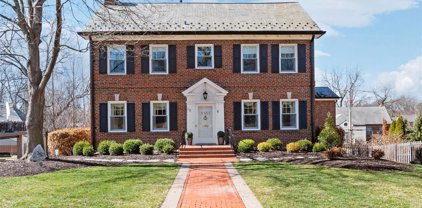35 Crestwood  Drive, Clayton