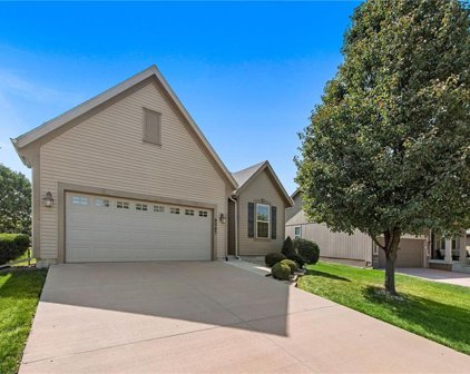 9047 Meadow View Drive, Lenexa