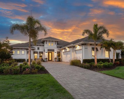 Sprawling river view estate with game room, dock, kayaks, grill, & fishing  gear - Tampa