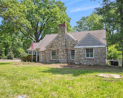8301 Lee Boulevard, Leawood