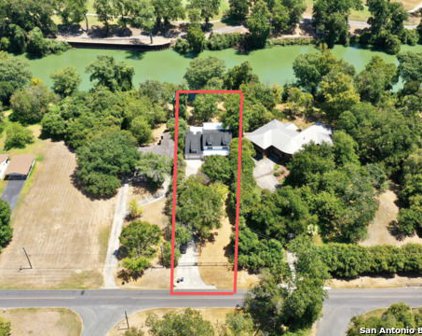 222 Guadalupe River Dr, Seguin
