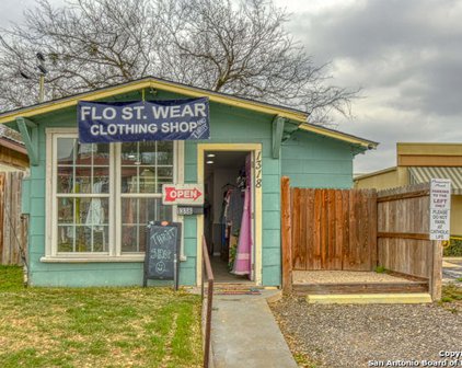 1318 4th St, Floresville