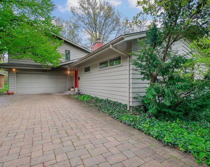 5725 Hillcrest Road, Downers Grove