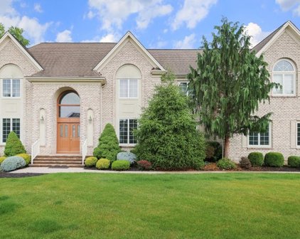 2 Evergreen Ct, Warren Twp.
