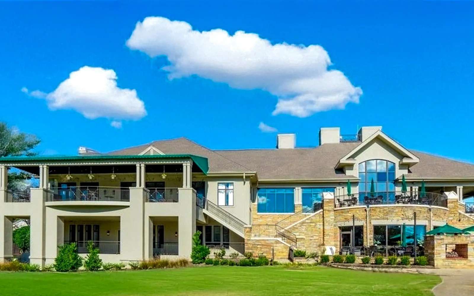 NorthStone Country Club clubhouse in Huntersville North Carolina