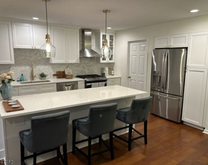 19 Aberdeen Dr, Mendham Boro