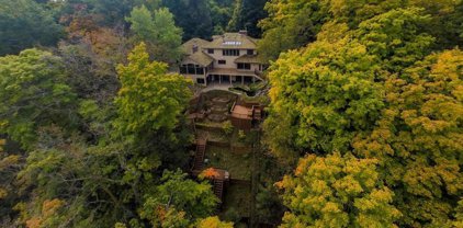 6460 Bayview Place, Victoria
