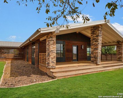 3915 Us Highway 181 N, Floresville
