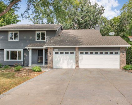 8260 W Lake Court, Chanhassen