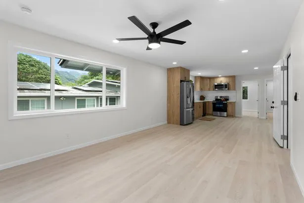 Empty living and dining room in an Oʻahu home before staging