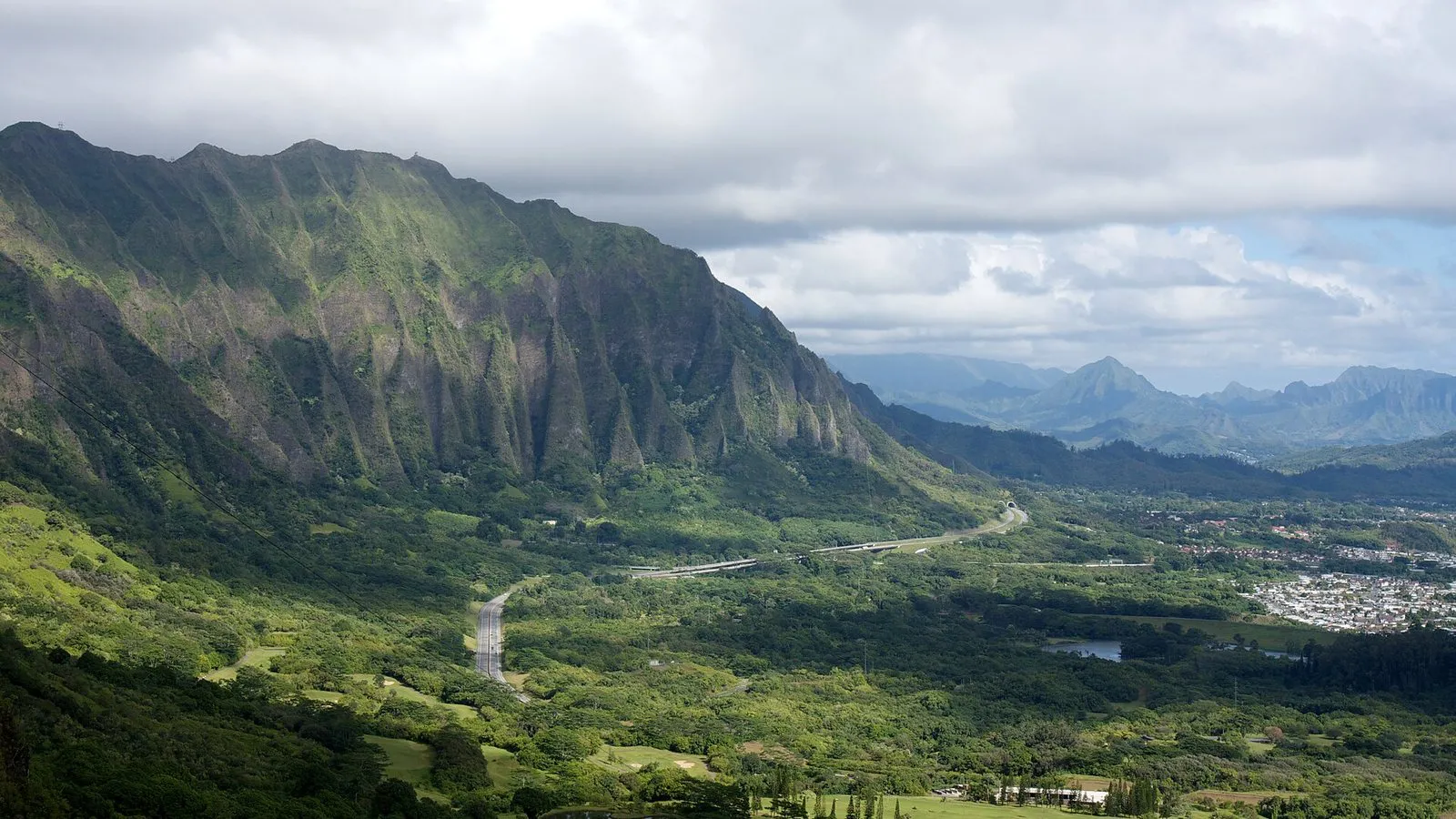 Koolau cliffs and the windward side seen from the Nuuanu Pali