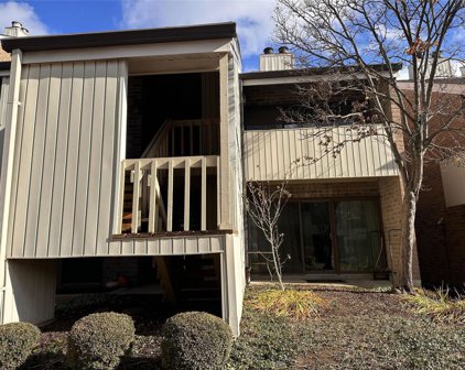 658 Coeur De Royale  Drive Unit #D, Creve Coeur