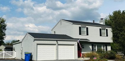 966 Lark Dr, Harrisburg