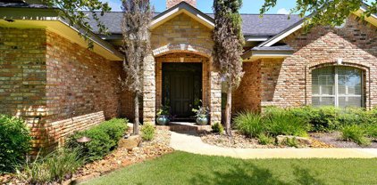 241 Southwood Oaks Dr, Floresville