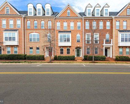 755 Center St, Herndon
