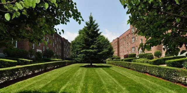 IRVINGTON_ESTATES_-_COURT_YARD_2_-_640_x_320.jpg