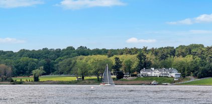 700 Navesink River Road, Middletown
