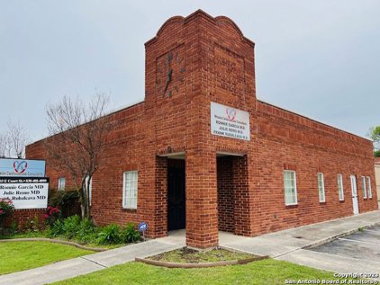 303 E Court St, Seguin