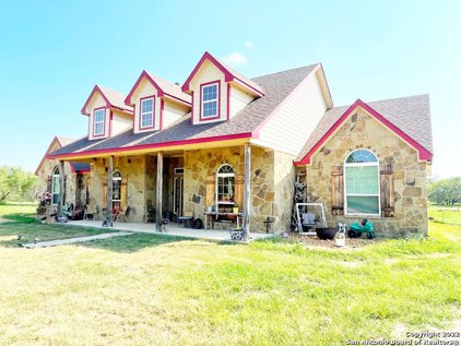 755 Mysti Ln, Jourdanton