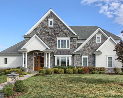 395 Lake Dr, Mechanicsburg