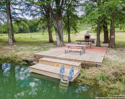 170 Teich Ln, Bandera