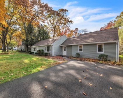 5 Edgewood Rd, Wilbraham