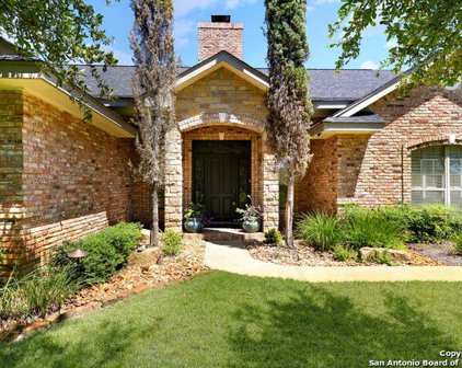 241 Southwood Oaks Dr, Floresville