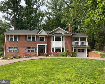 6421 Woodville Dr, Falls Church