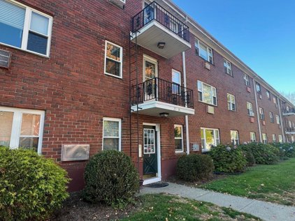 25 Regency Park Dr Unit 25, Agawam