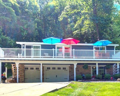 8 Manito Trail, Malvern